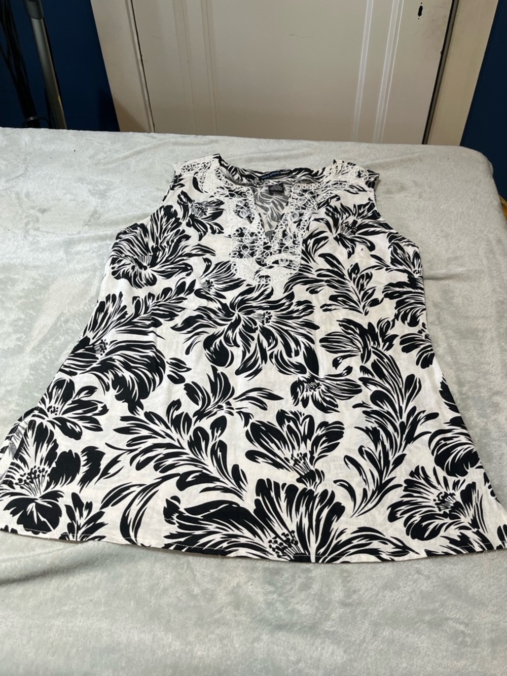 Saint Tropez West Black and White Floral Lace-Trim Top. Linen shirt .Small